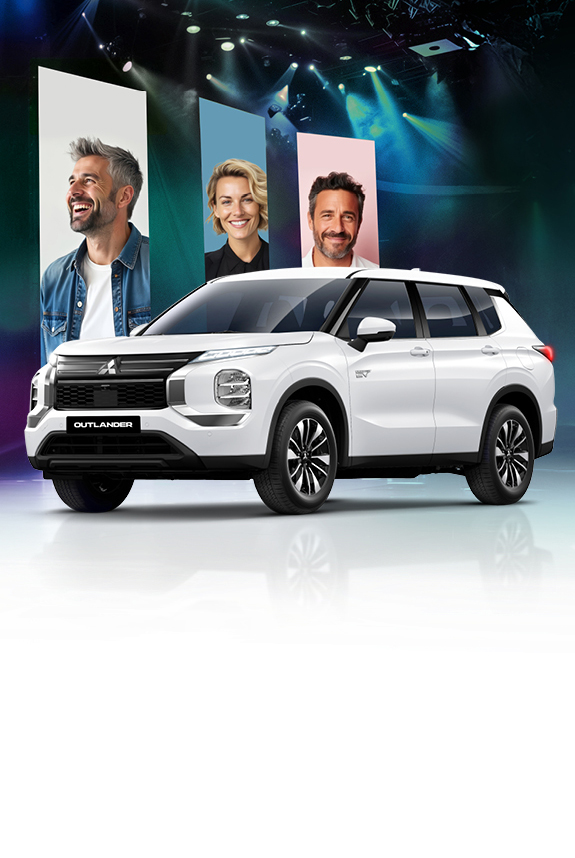 Mitsubishi Outlander Diamant in Weiß mit vier fröhlichen Menschen vor modernem Bühnen-Setting mit bunter Beleuchtung